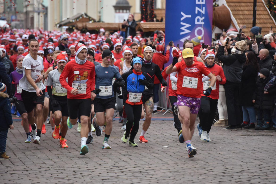 23. Festiwal Biegów Świętych Mikołajów w Toruniu. Zdjęcia ze starówki