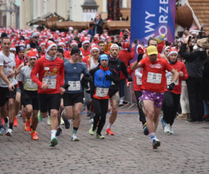 23. Festiwal Biegów Świętych Mikołajów w Toruniu. Zdjęcia ze starówki