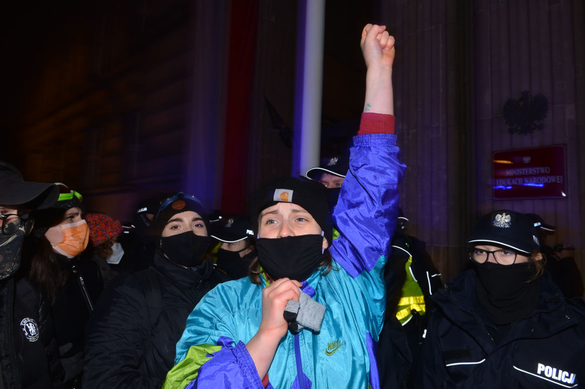 Protesty przed MEN. Strajk kobiet blokuje stolicę 