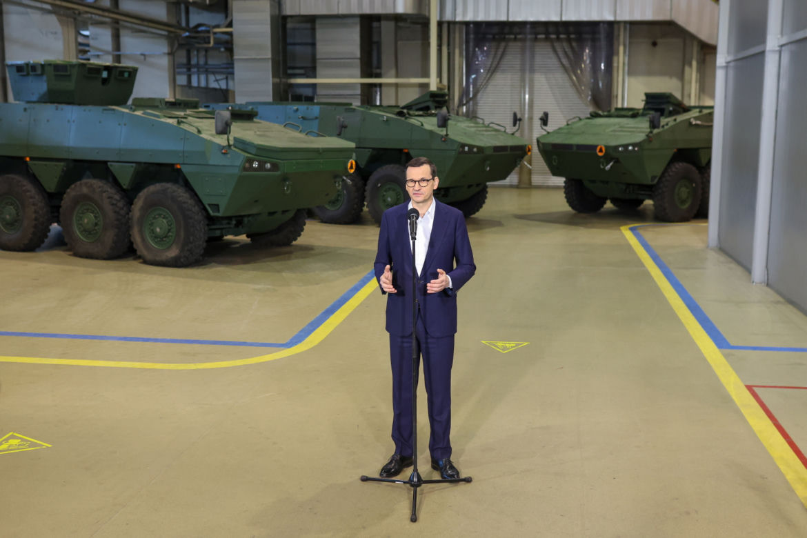 Premier Mateusz Morawiecki w zakładach produkujących rosomaki