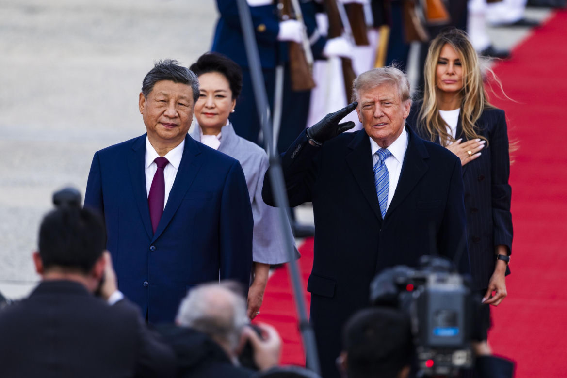 Przywódca Chin przyleciał do USA. Też przeszedł po czerwonym dywanie
