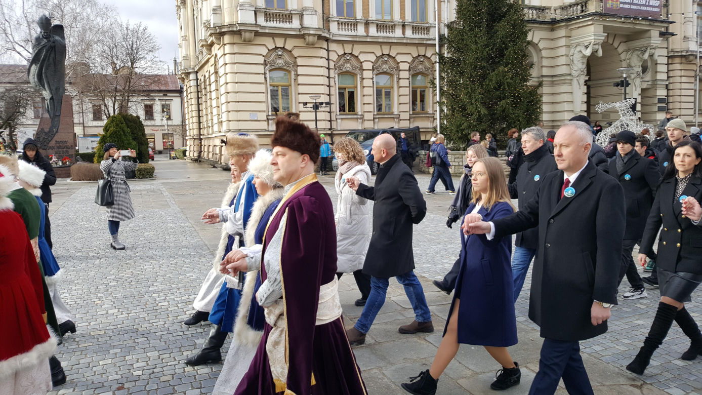 Maturzyści z Nowego Sącza zatańczyli poloneza na Ryku 