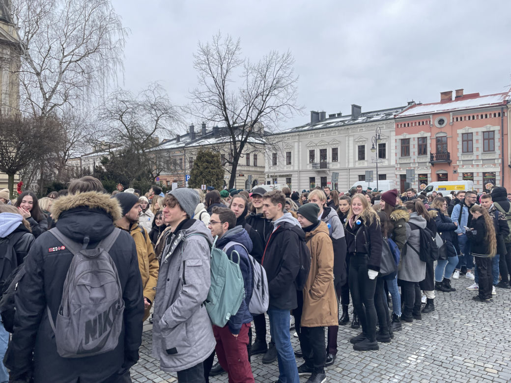 Maturzyści zatańczyli na Rynku poloneza