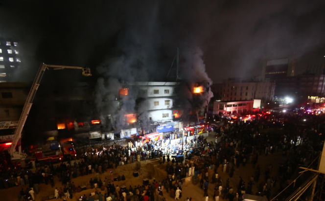 Pakistan/ Co najmniej 11 ofiar śmiertelnych pożaru w centrum handlowym w Karaczi