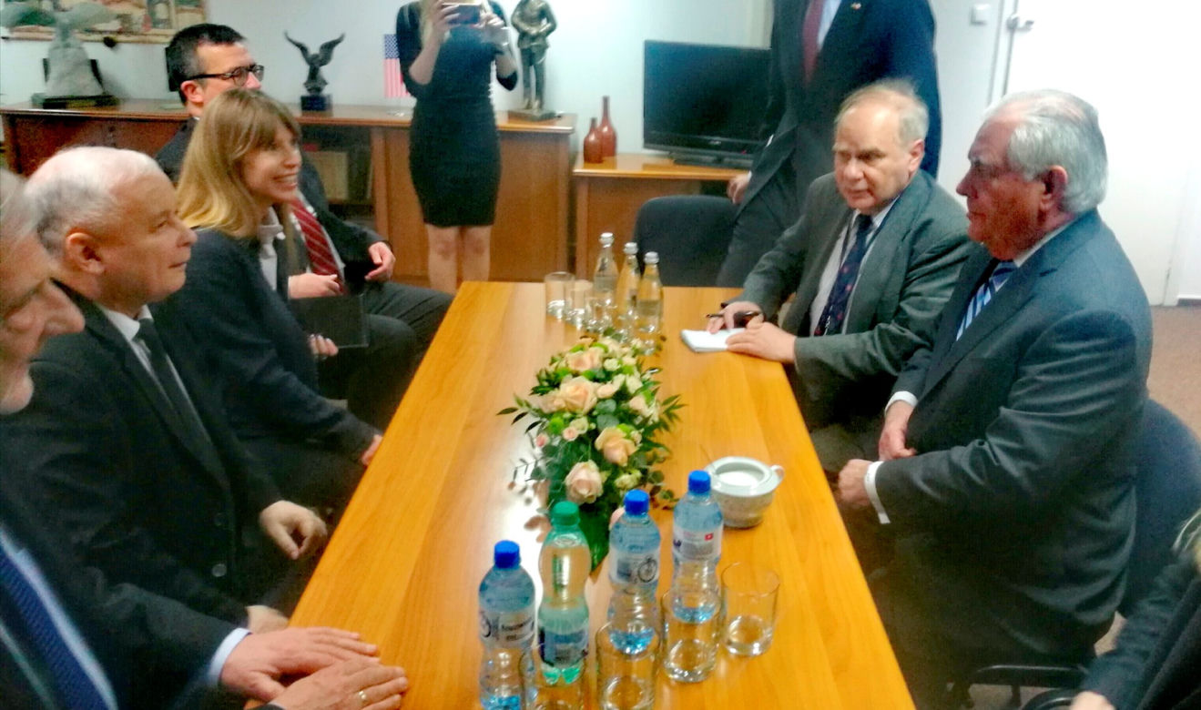 Macierewicz przywiózł prezesowi pomnik
