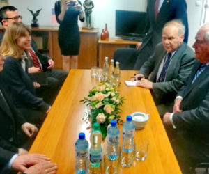 Macierewicz przywiózł prezesowi pomnik