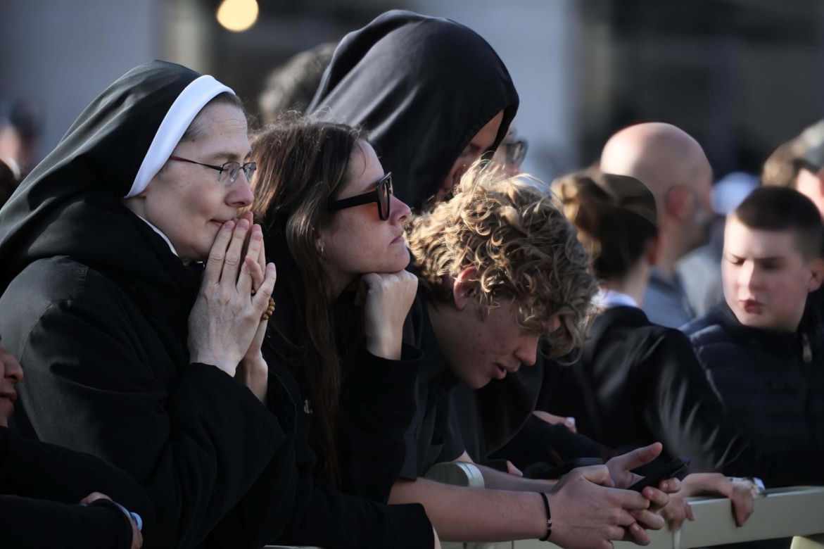 Ostatnie chwile przed pogrzebem Franciszka. Tłumy wiernych na pl. św. Piotra