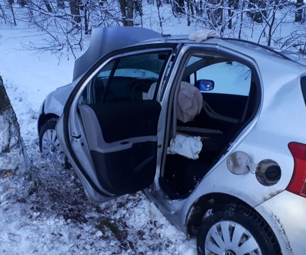  Zimowych wypadków ciąg dalszy. Toyota uderzyła bokiem w przydrożne drzewo