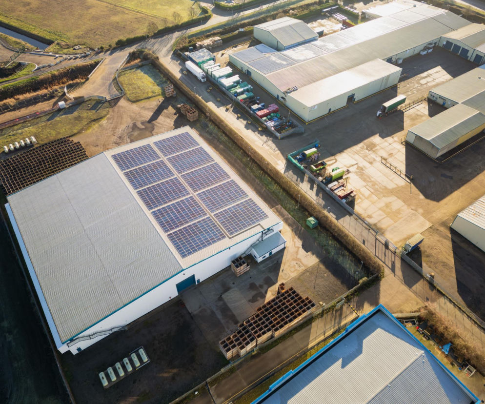 Panele na dachu hali