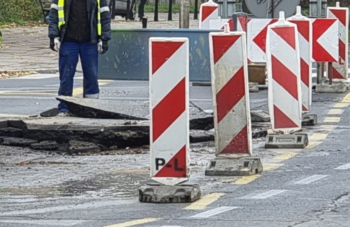 Poważna awaria na Mokotowie. Woda podmyła asfalt, wielkie utrudnienia