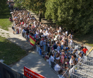 Tłumy w Warszawie! Czekają na koncert Bad Bunny'ego