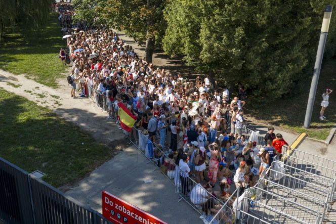 Tłumy w Warszawie! Czekają na koncert Bad Bunny'ego