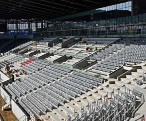 Montaż krzesełek na stadionie w Szczecinie
