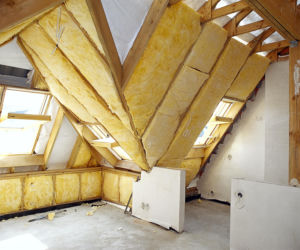 Czym ocieplić poddasze - wełną czy pianką? 