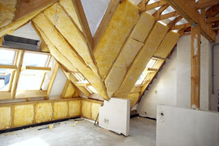 Najlepsze sposoby ocieplenia poddasza w 2026 – wełna, pianka czy celuloza. Porównujemy koszty i efektywność