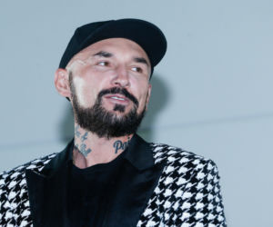 Vega łamie przepisy i kręci film
