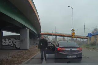 BROŃ ZAMIAST ODZNAKI - zachowanie policjanta szokuje! [WIDEO]