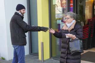 Protest związkowców i pracowników marketów pod katowickim dyskontem. Przed świętami prosimy o jedno