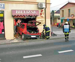 Peugeot wjechał do sklepu