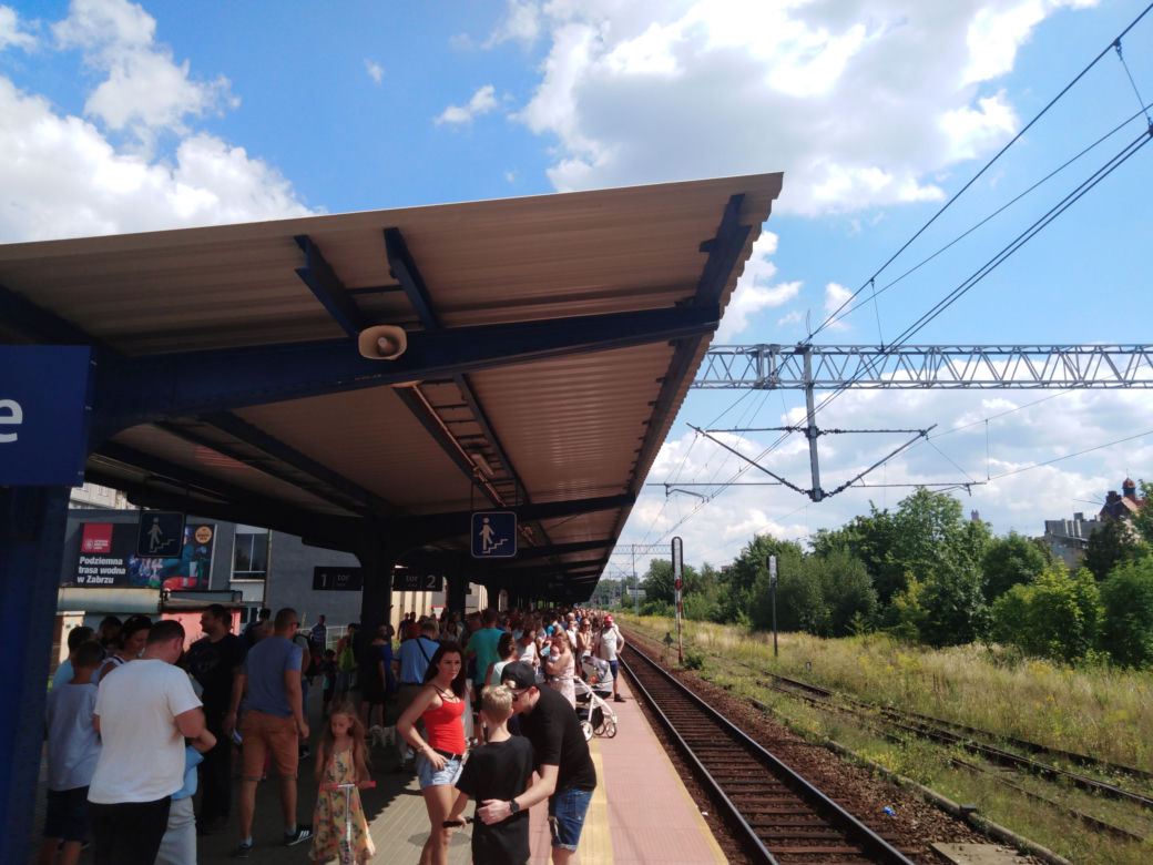 Tłumy na dworcu kolejowym w Zabrzu [ZDJĘCIA]
