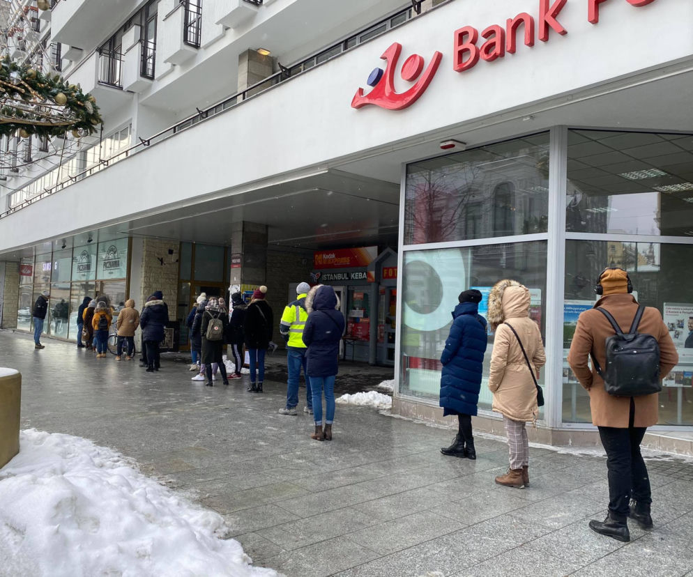 Tłusty czwartek. Łodzianie stoją w długich kolejkach po pączki