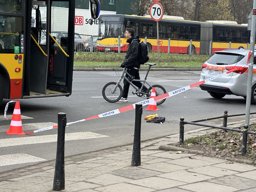 Koszmarny wypadek na Mokotowie. Autobus miejski potrącił pieszą na pasach