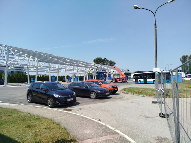 Na terenie MPK w Siedlcach powstaje już wiata dla autobusów elektrycznych. Ogromna konstrukcja robi wrażenie!