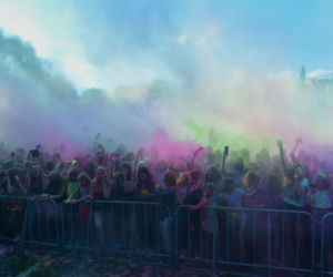 W Lubinie wybuchła bitwa... na kolorowe proszki. Zobacz zdjęcia z Festiwalu Kolorów! [GALERIA]