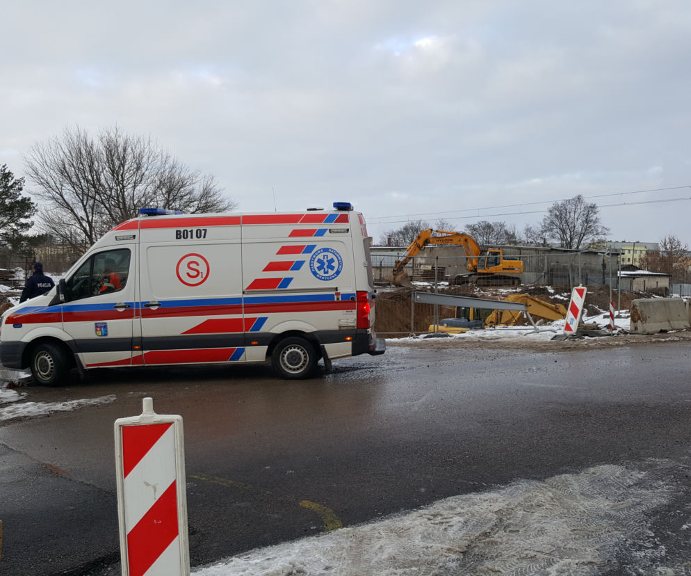 Białystok. Wypadek na ul. Klepackiej. Ziemia przysypała robotników. Jeden nie żyje [ZDJĘCIA]