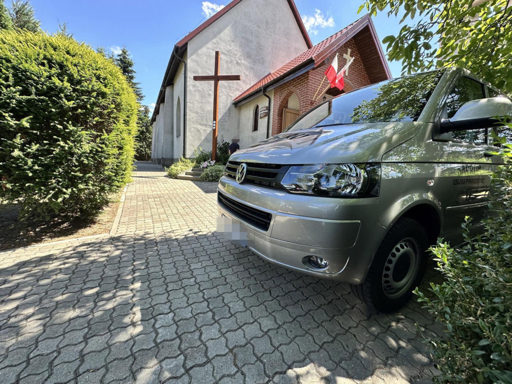 Kolorowe balony wzbiły się prosto do nieba. Wzruszający gest na pogrzebie 7-letniej Natusi