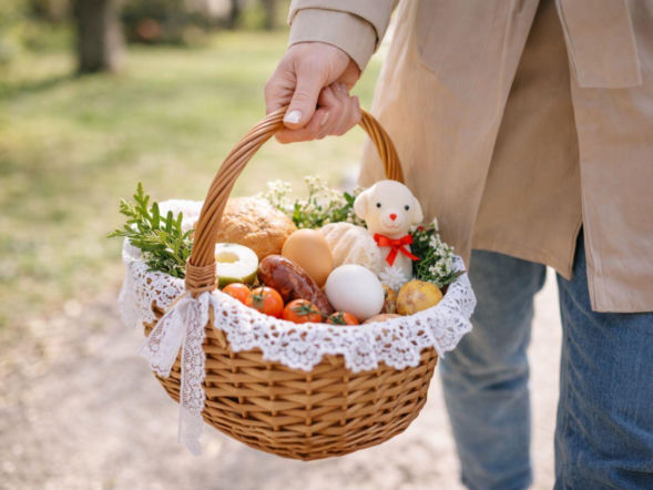 Znany ksiądz zajrzał do wielkanocnych koszyczków! Dramat