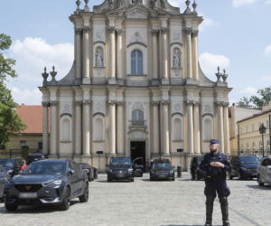 Monika Olejnik na pogrzebie senatora Piesiewicza. Towarzyszył jej ukochany