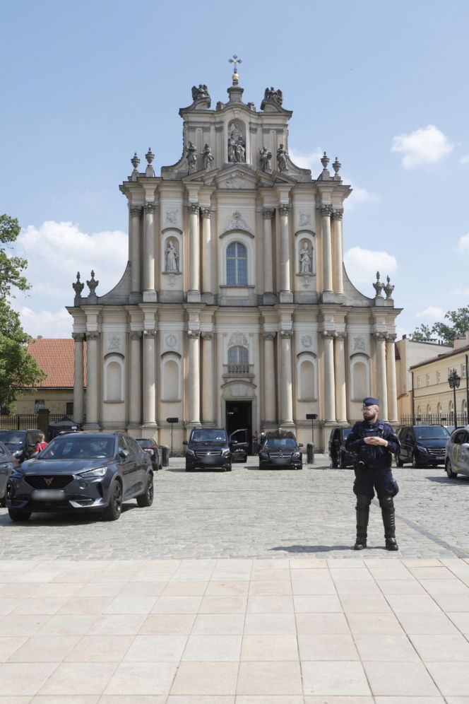 Monika Olejnik na pogrzebie senatora Piesiewicza. Towarzyszył jej ukochany