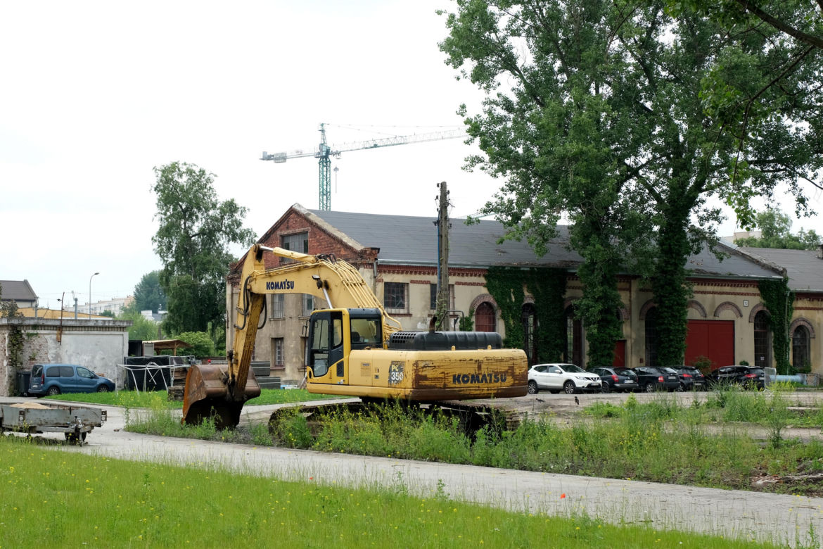 Zburzone zabytkowe stajnie przy Szwedzkiej 