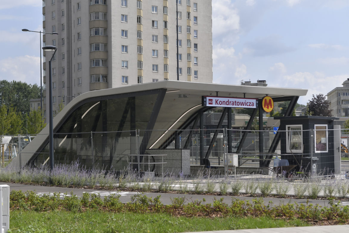 Awantura o barierki na zadaszeniach wejść do metra na Bródnie. Warszawiacy: „To nie ma sensu!