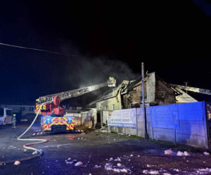 Potężny pożar zakładu pod Krakowem. Spłonęły autobusy i ciągnik rolniczy