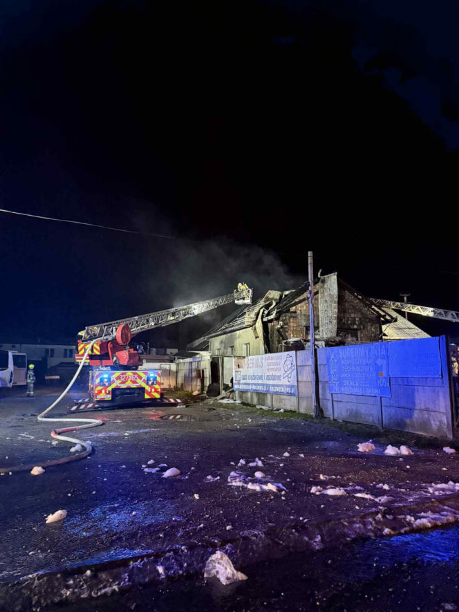 Potężny pożar zakładu pod Krakowem. Spłonęły autobusy i ciągnik rolniczy