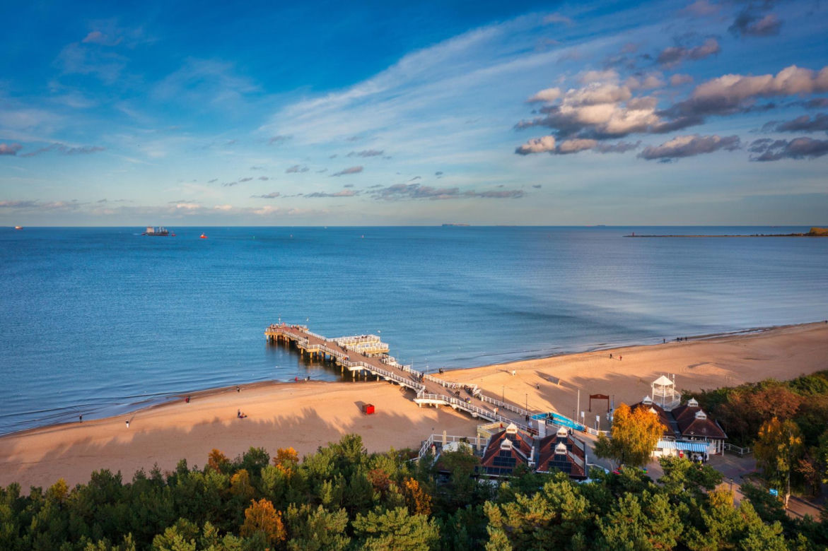Rozpalanie ogniska lub grilla poza wyznaczonymi miejscami – mandat do 500 zł, a w poważniejszych przypadkach sprawa może trafić do sądu.
