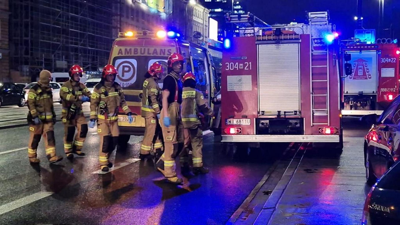  Dramat w centrum. Pieszy wpadł pod rozpędzony pociąg. W stanie krytycznym trafił do szpitala