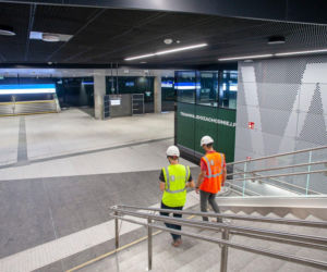 Zwiedzanie pierwszego podziemnego przystanku, historyczna szyna, pamiątkowe tablice. Licytacje WOŚP wystartowały!