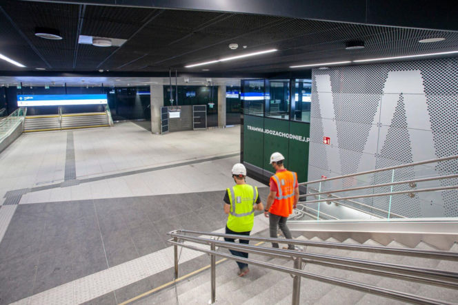 Zwiedzanie pierwszego podziemnego przystanku, historyczna szyna, pamiątkowe tablice. Licytacje WOŚP wystartowały!