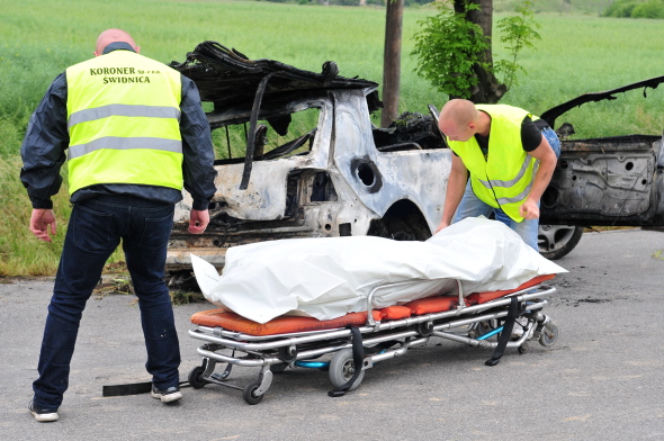 PRZEŻYŁ WYPADEK, WRÓCIŁ DO AUTA, SPŁONĄŁ ŻYWCEM