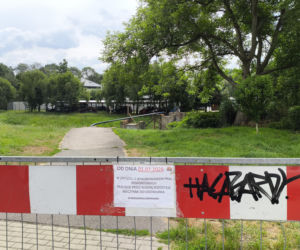 Kładka na Wątoku w Tarnowie tymczasowo zamknięta. Decyzja miasta zaskoczyła mieszkańców
