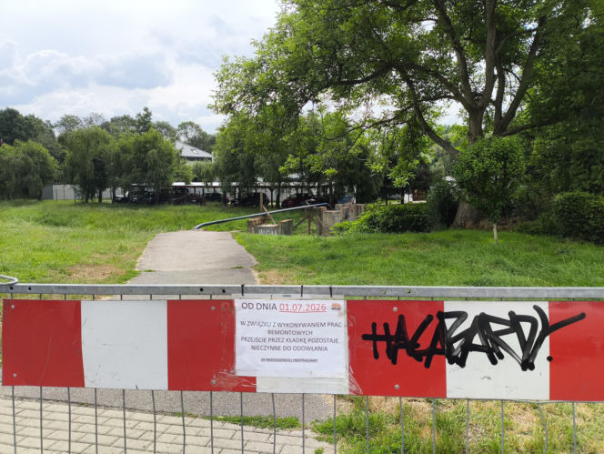 Kładka na Wątoku w Tarnowie tymczasowo zamknięta. Decyzja miasta zaskoczyła mieszkańców