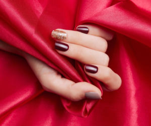 Zapomnij o ognistej czerwieni na paznokciach. Początek roku zdominował odcień czerwonego wina