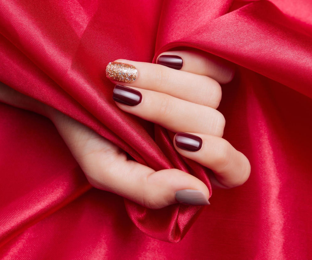 Zapomnij o ognistej czerwieni na paznokciach. Początek roku zdominował odcień czerwonego wina