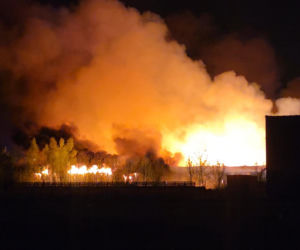 Gigantyczny pożar hal produkcyjnych w Bramkach. W akcji setki strażaków