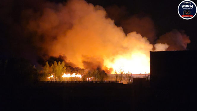 Gigantyczny pożar hal produkcyjnych w Bramkach. W akcji setki strażaków