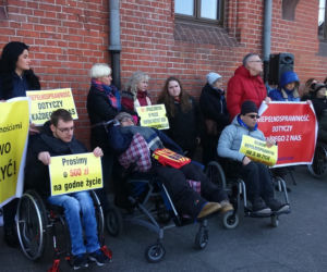 Rodzice niepełnosprawnych od urodzenia protestowali w Toruniu