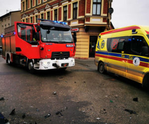 Wypadek na ul. Świętej Trójcy w Bydgoszczy. Trzy osoby są ranne [ZDJĘCIA]